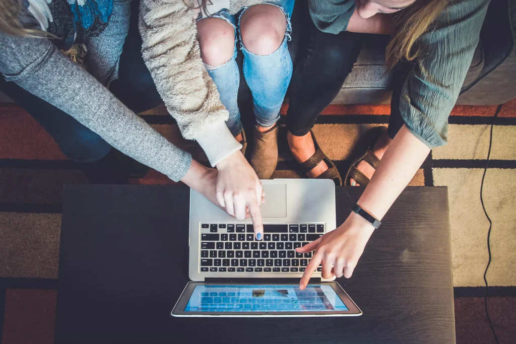 How to balance multiple paying social media jobs at once?
